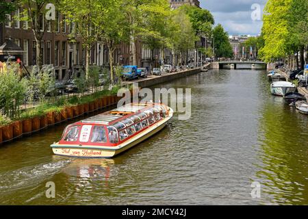 Amsterdam, pays-Bas - août 2022 : bateau touristique naviguant sur l'un des canaux de la ville Banque D'Images