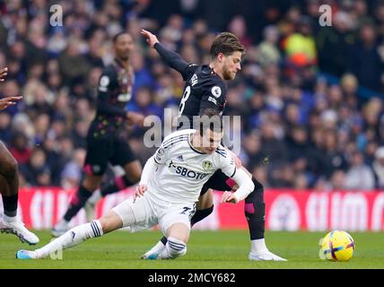 Brenden Aaronson de Leeds United (à gauche) et Mathias Jensen de Brentford se battent pour le ballon lors du match de la Premier League à Elland Road, Leeds. Date de la photo: Dimanche 22 janvier 2023. Banque D'Images