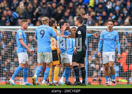 Les joueurs de Manchester City font appel à l'arbitre David Coote lors du match Premier League Manchester City contre Wolverhampton Wanderers au Etihad Stadium, Manchester, Royaume-Uni, 22nd janvier 2023 (photo de Conor Molloy/News Images) Banque D'Images