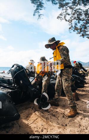 LA STATION DE LA FORCE AÉRIENNE DU SOUFFLET, Hawaï (11 juillet 2022) Marines d'infanterie navale mexicaine Cpl. Marcos Roman Duarte et Cpl. Anabel Hernandez Licona, tous deux infanterie du 2nd Bataillon d'infanterie, corps d'infanterie navale, préparent leur bateau pendant la Rim of the Pacific (RIMPAC) 2022. L'équipe d'atterrissage du bataillon avec les États-Unis Marine corps 3D Bataillon, 4th Marines, attaché à 7th Marines, a organisé un événement de base de la voie de confiance et d'entraînement amphibie avec des forces conjointes de l'Australie, de la Corée et du Mexique. Vingt-six nations, 38 navires, quatre sous-marins, plus de 170 avions et 25 000 membres du personnel y participent Banque D'Images