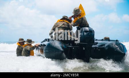 LA STATION AÉRIENNE DE SOUFFLETS, Hawaï (11 juillet 2022) Marines d'infanterie navale mexicaine avec le 2nd Bataillon d'infanterie, corps d'infanterie navale, lance un moteur d'artisanat de raudage en caoutchouc de combat à l'aire d'entraînement du corps maritime Bellows, Hawaï, 11 juillet 2022. L'équipe d'atterrissage du bataillon avec les États-Unis Marine corps 3rd Bataillon, 4th Marines, attaché à 7th Marines, a organisé un événement de base de la voie de confiance et d'entraînement amphibie avec des forces conjointes de l'Australie, de la Corée et du Mexique. Vingt-six nations, 38 navires, quatre sous-marins, plus de 170 avions et 25 000 membres du personnel participent au programme RIMPAC de 29 juin à A. Banque D'Images