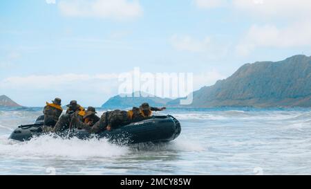 LA STATION DE LA FORCE AÉRIENNE DU SOUFFLET, Hawaï (11 juillet 2022) Marines d'infanterie navale mexicaine avec le 2nd Bataillon d'infanterie, corps d'infanterie navale, effectue un atterrissage amphibie à la zone d'entraînement du corps maritime Bellows, Hawaï, pendant la Rim of the Pacific (RIMPAC) 2022, 11 juillet. L'équipe d'atterrissage du bataillon avec les États-Unis Marine corps 3D Bataillon, 4th Marines, attaché à 7th Marines, a organisé un événement de base de la voie de confiance et d'entraînement amphibie avec des forces conjointes de l'Australie, de la Corée et du Mexique. Vingt-six nations, 38 navires, quatre sous-marins, plus de 170 avions et 25 000 membres du personnel participent au RRIM Banque D'Images