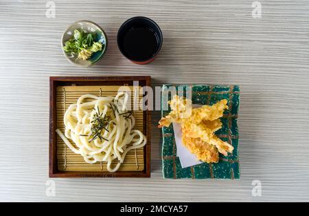 Tenzaru Udon servi sur une table en bois avec une sauce mentsuyu rafraîchissante, du wasabi, du gingembre et de l'oignon. Vue de dessus Banque D'Images