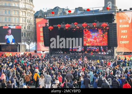 Londres, Royaume-Uni. 22nd janvier 2023. La foule sur Trafalgar Square. Les artistes participent au festival chinois du printemps du nouvel an en déguisements colorés à la foule sur Trafalgar Square. Le festival dynamique retourne dans les rues de Soho et Chinatown pour la première fois depuis 2019 dans sa pleine taille, et est la plus grande célébration du nouvel an lunaire chinois hors de Chine. 2023 est l'année du lapin. Credit: Imagetraceur/Alamy Live News Banque D'Images