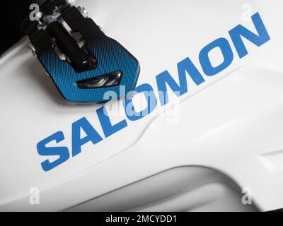 Galati, Roumanie - 20 janvier 2023: Nouvelles chaussures de ski présentées par Salomon dans l'usine roumaine. Nouveau concept de chaussures de ski Banque D'Images