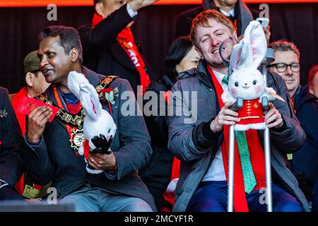 Londres, Royaume-Uni. 22nd janvier 2023. Maire de Camden, Cllr Nasim Ali OBE et Mark Logan est le député conservateur de Bolton Nord-est - les VIP peignent des points sur les lions, reçoivent un lapin jouet et une enveloppe rouge traditionnelle avec de l'argent - les célébrations du nouvel an chinois de retour (après Covid) pour 2023, L'année du lapin, commencez à Chinatown, Londres. Crédit : Guy Bell/Alay Live News Banque D'Images