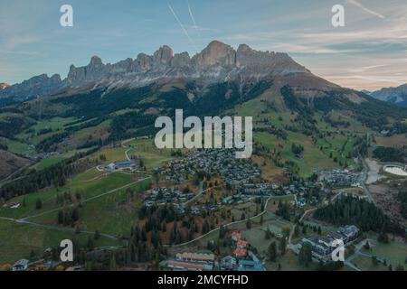 Paysages de montagne dolomite, vue aérienne sur le Lago di Carezza dans les Alpes Dolomites, Italie Banque D'Images