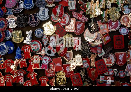 Un fan de football se trouve sur un stand de rue à Liverpool Banque D'Images