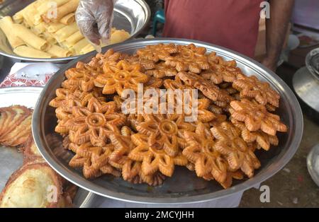 Dhaka. 22nd janvier 2023. Cette photo prise le 21 janvier 2023 montre un type de Pitha à vendre dans un stand lors d'un festival de Pitha à Dhaka, au Bangladesh, le 21 janvier 2023. En hiver, les habitants de nombreuses régions du Bangladesh mangent diverses sortes de Pitha, un nom général pour les pâtisseries d'hiver artisanales locales. Credit: Xinhua/Alay Live News Banque D'Images