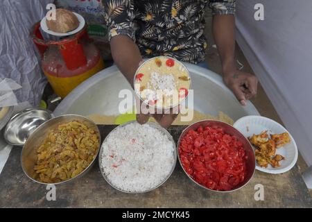 Dhaka. 22nd janvier 2023. Un vendeur fabrique un type de Pitha dans un stand lors d'un festival de Pitha à Dhaka, au Bangladesh, le 21 janvier 2023. En hiver, les habitants de nombreuses régions du Bangladesh mangent diverses sortes de Pitha, un nom général pour les pâtisseries d'hiver artisanales locales. Credit: Xinhua/Alay Live News Banque D'Images