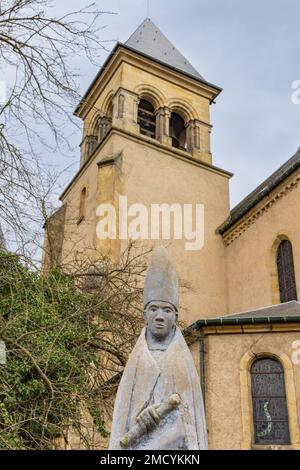 Echternach, Luxembourg - Januari 1, 2023: Paysage urbain d'Echternach avec église Saint Pierre et Saint Paul et sculpture dans la plus ancienne ville de Luxembourg. Près de Mullerthal. Banque D'Images