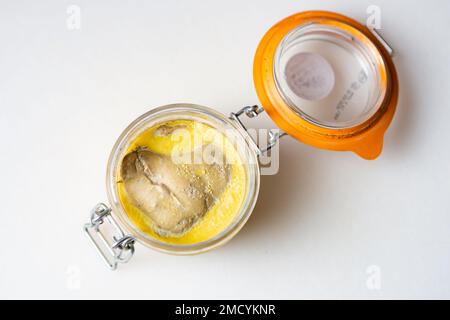 Pot de foie gras d'oie sur fond blanc. Foie en forme de coeur. Banque D'Images