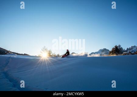 Homme en motoneige dans un paysage enneigé Trentin-Haut-Adige, Nord de l'Italie - Europe. Paysage d'hiver Banque D'Images