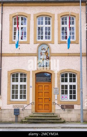 Echternach, Luxembourg - Januari 1, 2023: Paysage urbain d'Echternach entrée au bureau de police de la plus ancienne ville de Luxembourg. Près de Mullerthal. Banque D'Images