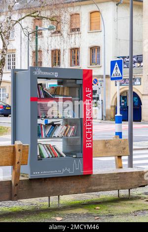 Echternach, Luxembourg - Januari 1, 2023: Paysage urbain d'Echternach avec peu de cabinet de bibliothèque publique gratuit favorisant la lecture dans la plus ancienne ville de Luxembourg. Près de Mullerthal. Banque D'Images