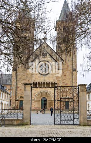 Echternach, Luxembourg - Januari 1, 2023: Paysage urbain d'Echternach avec porte d'entrée à l'abbaye de Willibordus dans la plus ancienne ville de Luxembourg. Près de Mullerthal. Banque D'Images