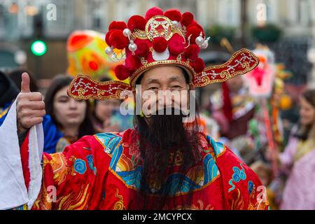 Londres, Royaume-Uni. 22 janvier 2023. Un homme habillé comme le Dieu de l'argent prend part à la parade, une partie de la plus grande célébration en dehors de l'Asie pour le Festival du printemps, les Chinois et le nouvel an lunaire du lapin. Des dizaines de milliers de personnes assistent aux festivités qui reviennent après la pandémie, avec le défilé populaire, les danses de lion et de dragon autour de Chinatown et des spectacles sur scène à Trafalgar Square. Credit: Stephen Chung / Alamy Live News Banque D'Images