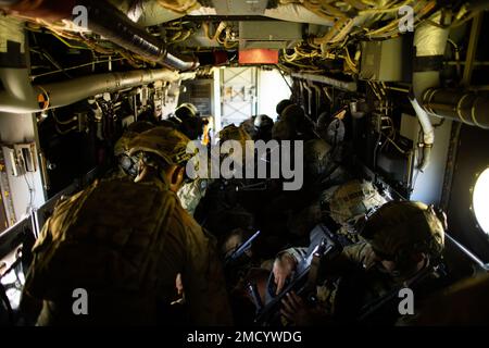 Des soldats de l'armée australienne avec Bravo Co., 5th Bataillon, Royal Australian Regiment, embarquèrent dans un MV-22 Osprey avec l'élément de combat aérien, Marine Rotational Force-Darwin 22, au cours d'une attaque aérienne dans le cadre de l'exercice Koolendong 22 à la caserne Robertson, dans le territoire du Nord, en Australie, au 11 juillet 2022. L'exercice Koolendong 22 est un exercice de force combiné et conjoint axé sur les opérations de base expéditionnaires avancées menées par les États-Unis Marines, États-Unis Soldats, États-Unis Les aviateurs et le personnel de la Force de défense australienne. Banque D'Images