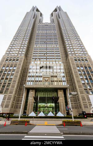 Tokyo. Le monument célèbre de Tokyo à Shinjuku City. Vue sur la rue à la recherche jusqu'à l'imposante tour. Banque D'Images