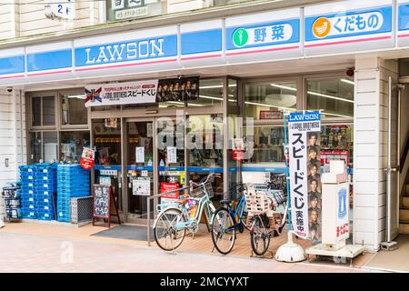 Le Japon, Sugamo, Tokyo. Chaîne de magasins de proximité japonais 'Lawson'. Petite branche typique à la façade de verre extérieur avec entrée privée et garage à vélo. Banque D'Images