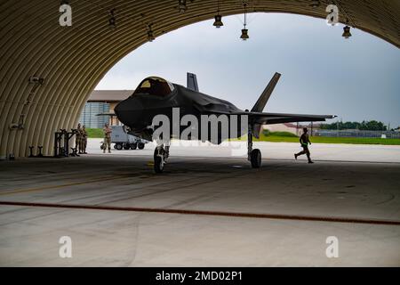 Un F-35A Lightning II se trouve dans un abri d'avion durci à la base aérienne de Kunsan, République de Corée, 11 juillet 2022. ÉTATS-UNIS Des avions F-35 de la Force aérienne de la base aérienne d'Eielson, en Alaska, sont arrivés en République de Corée pour effectuer des vols d'entraînement avec le ROKAF afin d'améliorer l'interopérabilité entre les deux forces aériennes sur et autour de la péninsule coréenne. Banque D'Images