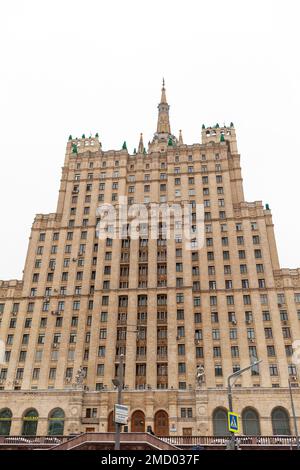 29.11.2022. Moscou Russie. Immeuble résidentiel sur la place Kudrinskaya à Moscou. Gratte-ciels de Staline. Bâtiments de la ville, bâtiments résidentiels et de la rue Banque D'Images