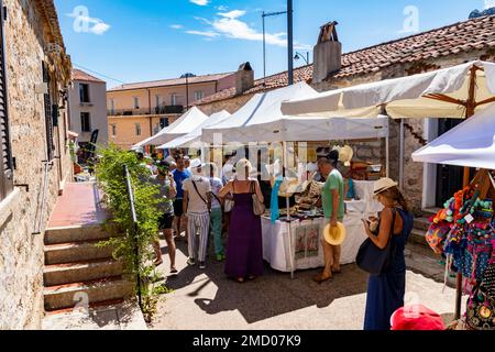 Scène de marché occupé avec les visiteurs et décroche à l'animation de l'été hebdomadaire Marché de San Pantaleo, Gallura, Sardaigne, Italie. Banque D'Images