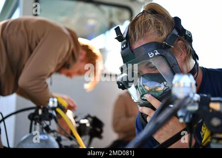 ACTIVITÉ DE SOUTIEN NAVAL BAIE DE SOUDA, Grèce (11 juillet 2022) l'officier de Petty 2nd classe Kendra Rauch, membre de l'équipe de construction sous-marine 1 (UCT-1) et affecté à la Force opérationnelle SIX HUIT (CTF 68), vérifie l'état de son équipement de plongée en préparation aux opérations de plongée au complexe maritime de l'OTAN de Marathi, Dans la baie de Souda, 11 juillet 2022. En tant que plongeurs de Seabee, des techniciens de construction sous-marine UCT-1 construisent, inspectent et réparent des installations de front de mer pour soutenir les opérations de la Marine et du corps des Marines dans le monde entier. NSA Souda Bay est une base opérationnelle à terre qui permet aux États-Unis, aux alliés et à la nation partenaire Banque D'Images