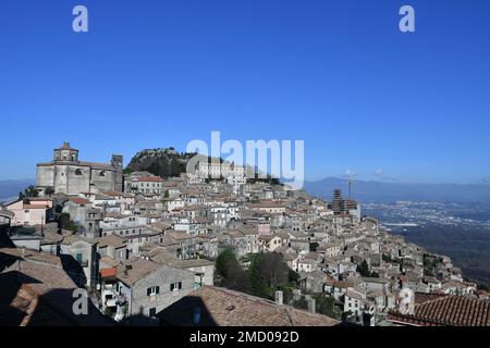 Vue panoramique sur Patrica, un village médiéval de la province de Frosinone en Italie. Banque D'Images