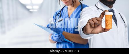 Médecin afro-américain et infirmière travaillant à la clinique Banque D'Images