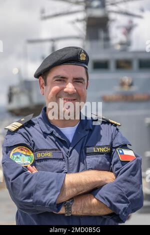 PEARL HARBOUR (11 juillet 2022) Officier de la Marine chilienne Lieutenant de vaisseau Gabriel Bore sur le parecastle de la frégate de la Marine chilienne CNS Almirante Lynch (FF 07) à la base conjointe Pearl Harbor durant la côte du Pacifique (RIMPAC) 2022. Vingt-six nations, 38 navires, trois sous-marins, plus de 170 avions et 25 000 membres du personnel participent au RIMPAC de 29 juin au 4 août dans les îles hawaïennes et dans le sud de la Californie. Le plus grand exercice maritime international au monde, RIMPAC offre une occasion de formation unique tout en favorisant et en maintenant des relations de coopération entre les participants Banque D'Images