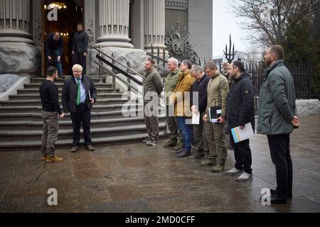 Kiev, Ukraine. 22nd janvier 2023. Le président ukrainien Volodymyr Zelenskyy, à droite, accueille l’ancien Premier ministre britannique Boris Johnson en tant que hauts dirigeants ukrainiens alignés au bâtiment de l’administration présidentielle de 22 janvier 2023 à Kiev, en Ukraine. Credit: Présidence de l'Ukraine/Présidence de l'Ukraine/Alamy Live News Banque D'Images