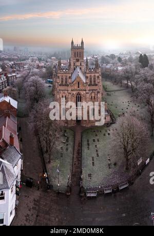 Une vue aérienne de la ville marchande du Yorkshire du Nord de Selby avec l'ancienne architecture de l'abbaye de Selby au lever du soleil le matin froid d'hiver Banque D'Images