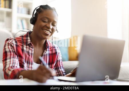 Jeune femme noire étudiante participant à un séminaire en ligne ou à une formation en ligne Banque D'Images