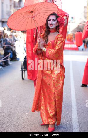 Une femme d'origine chinoise vêtue d'un costume traditionnel lors de la parade du nouvel an chinois à Madrid. Avec plus de 4 000 ans d'antiquité, c'est la plus importante fête du pays asiatique et cette année le protagoniste sera le lapin, un animal qui représente la paix, la bonté et l'espoir. La Chine célèbre son nouvel an en suivant son propre horoscope, qui est régi par les phases de la lune, et non par le calendrier grégorien, de sorte que la date de début annuelle change. L'épicentre est le quartier UserA, qui réunit la plus grande communauté chinoise de Madrid. Banque D'Images