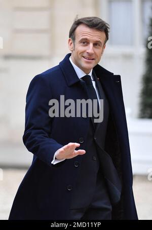 Le président français Emmanuel Macron et le chancelier allemand OLAF Scholz arrivent pour assister à une réunion du cabinet, dans le cadre de la célébration du 60th anniversaire de la signature du traité d'Elysée, pour sceller la réconciliation entre la France et l'Allemagne de l'Ouest, 18 ans après la Seconde Guerre mondiale à l'Elysée présidentielle de Paris sur 22 janvier 2023. La date de la réunion est hautement symbolique : soixante ans après la signature par Charles de Gaulle et Konrad Adenauer du Traité de l'Elysée, qui « a marqué la fin de décennies, voire de siècles, de féroces rivalités et de guerres sanglantes », y écrivent les deux dirigeants Banque D'Images