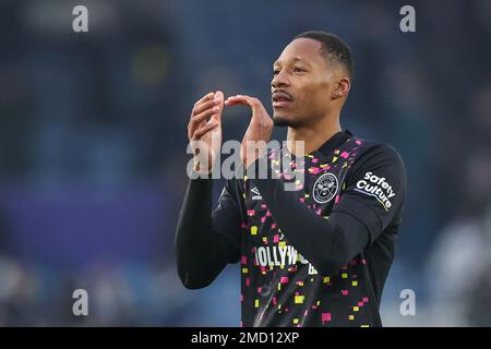 Ethan Pinnock #5 de Brentford applaudit les fans à la fin du match de Premier League Leeds United contre Brentford à Elland Road, Leeds, Royaume-Uni, 22nd janvier 2023 (photo de Mark Cosgrove/News Images) Banque D'Images