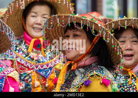 Newcastle upon Tyne, Royaume-Uni. 22nd janvier 2023. Célébrations du nouvel an lunaire dans le quartier chinois de la ville, avec des foules appréciant des spectacles de danse et des costumes traditionnels chinois. L'année du lapin voit un retour de l'événement populaire à la ville, après un hiatus de trois ans, en raison de covid. Credit: Hazel Plater/Alay Live News. Banque D'Images