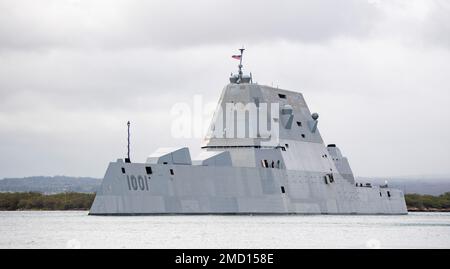 220712-N-KH173-1022 PEARL HARBOR (12 juillet 2022) destroyer de classe Zumwalt USS Michael Monsoor (DDG 1001) quitte Pearl Harbor pour commencer la phase en mer de l'exercice Rim of the Pacific (RIMPAC) 2022, 12 juillet. Vingt-six nations, 38 navires, quatre sous-marins, plus de 170 avions et 25 000 membres du personnel participent au programme RIMPAC de 29 juin au 4 août dans les îles hawaïennes et dans le sud de la Californie. Le plus grand exercice maritime international au monde, RIMPAC offre une occasion unique de formation tout en favorisant et en soutenant des relations de coopération entre les participants essentiels à l’ensur Banque D'Images