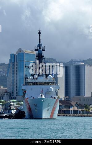 HONOLULU (12 juillet 2022) – le couteau de classe Légende USCGC Midgett (LMSM 757) quitte le port d'Honolulu pour commencer la phase en mer de la côte du Pacifique (RIMPAC) 2022. Vingt-six nations, 38 navires, quatre sous-marins, plus de 170 avions et 25 000 membres du personnel participent au programme RIMPAC de 29 juin au 4 août dans les îles hawaïennes et dans le sud de la Californie. Le plus grand exercice maritime international au monde, RIMPAC offre une occasion unique de formation tout en favorisant et en soutenant des relations de coopération entre les participants essentielles pour assurer la sécurité des voies maritimes et de la sécurité Banque D'Images