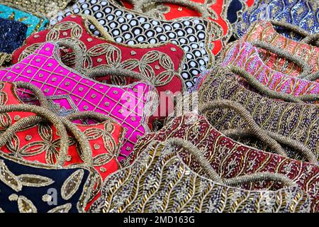 Coloré de tissu sac à main dans le marché, sacs pour les femmes dans le bazar, Inde Banque D'Images