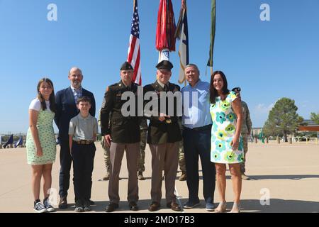 ÉTATS-UNIS Le brigadier général de l'Armée Matthew W. Brown pose une photo avec sa famille et ses amis, après sa promotion au poste d'officier général à fort Hood, Texas, 12 juillet 2022. Brig. Le général Brown était auparavant chef d'état-major de l'III Armored corps, fort Hood, Texas. Avec cette promotion, Brown sera le commandant adjoint de la Division 3rd (Royaume-Uni), Royaume-Uni. Banque D'Images