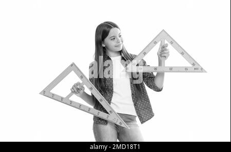 heureux enfant tenir un triangle dirigeant étudier les mathématiques à l'école isolée sur blanc, de retour à l'école Banque D'Images