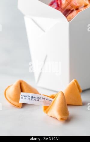 Une boîte de biscuits de fortune avec une note de fortune en dehors de celui à l'avant. Banque D'Images