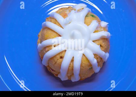 Gâteau au lapin confetti sur une assiette bleue Banque D'Images