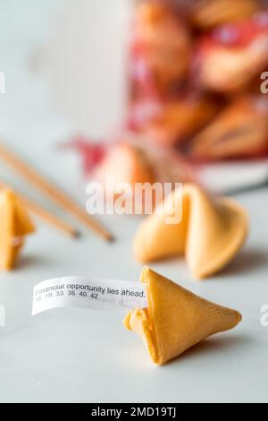 Des biscuits de fortune avec une note de fortune qui colle de celui à l'avant. Banque D'Images