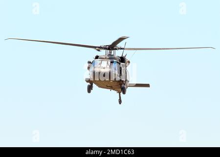 AIRE D'ENTRAÎNEMENT DE BABADAG, Roumanie-- Un UH-60 Faucon noir affecté à 3-227 AHB vole au-dessus de la tête pendant la formation de récupération du personnel avec l'aile aérienne expéditionnaire du Royaume-Uni 140th, 12 juillet 2022. Une formation régulière en matière d'interopérabilité avec les partenaires et alliés de l'OTAN renforce la confiance et la capacité de dissuasion et de défense. Banque D'Images