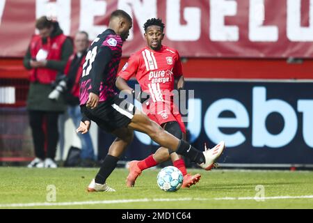 ENSCHEDE - Modibo Sagnanr du FC Utrecht, Virgile Misidjan du FC Twente (lr) lors du match de première ligue néerlandais entre le FC Twente et le FC Utrecht au Stadion de Grolsch Veste on 22 janvier 2023 à Enschede, pays-Bas. ANP VINCENT JANNINK Banque D'Images