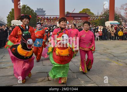 Fuyang, Chine. 22nd janvier 2023. Des artistes vus lors d'une représentation populaire traditionnelle à Fuyang, qui est une partie commune de la célébration du nouvel an lunaire chinois. Crédit : SOPA Images Limited/Alamy Live News Banque D'Images