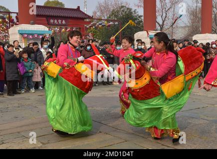 Fuyang, Chine. 22nd janvier 2023. Des artistes vus lors d'une représentation populaire traditionnelle à Fuyang, qui est une partie commune de la célébration du nouvel an lunaire chinois. Crédit : SOPA Images Limited/Alamy Live News Banque D'Images